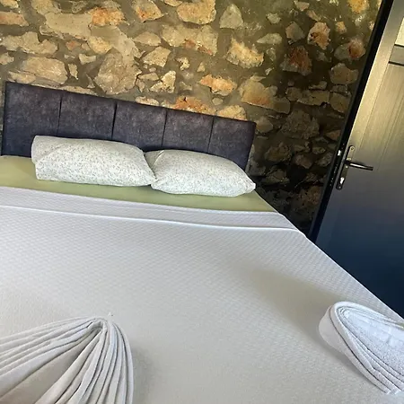 Soeguet Osman Koey Evi Taslica