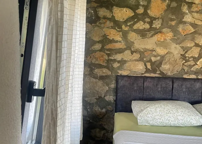 Soeguet Osman Koey Evi Taslica